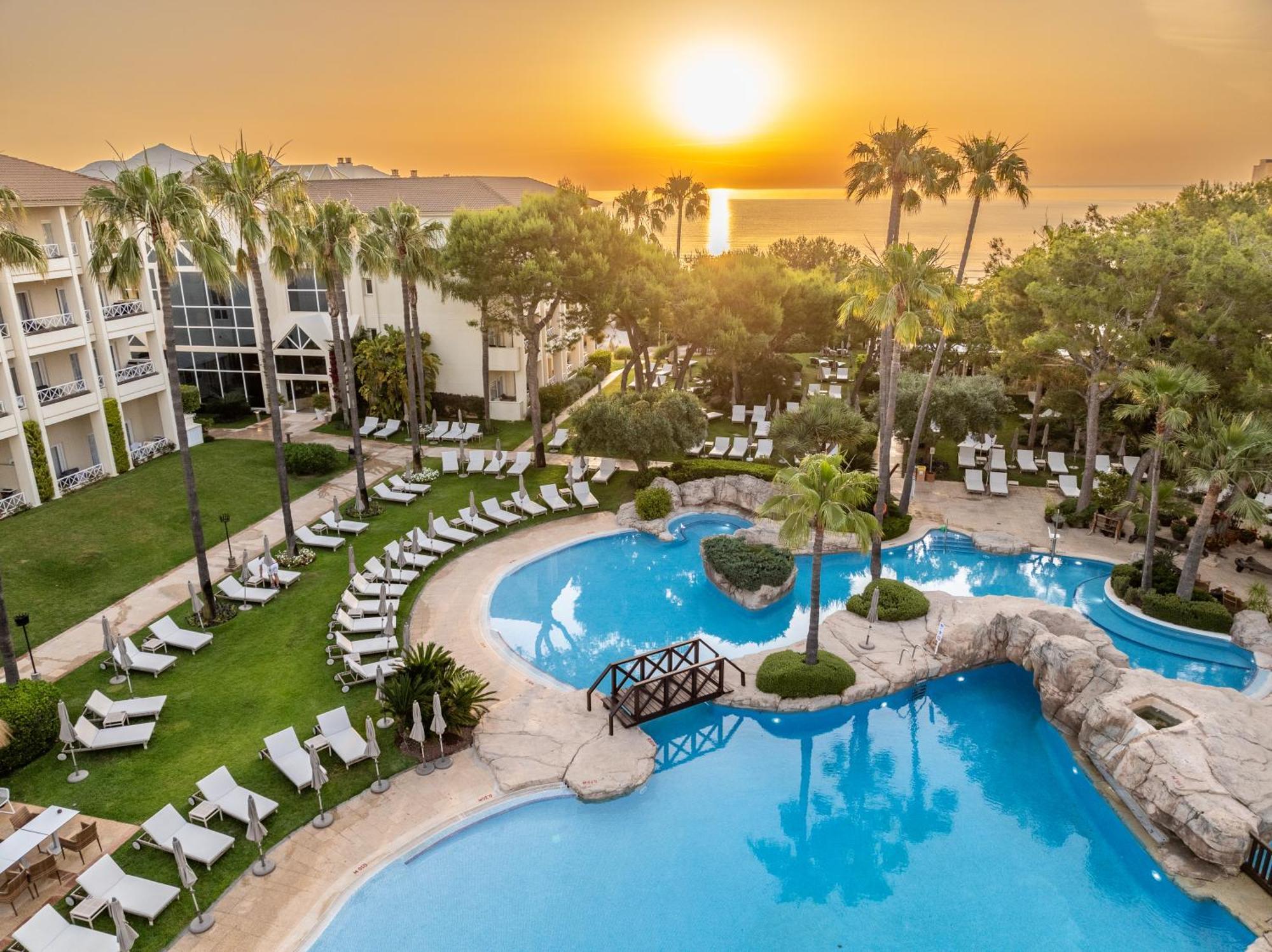 Grupotel Parc Natural & Spa Playa de Muro  Ngoại thất bức ảnh Sunset at the hotel