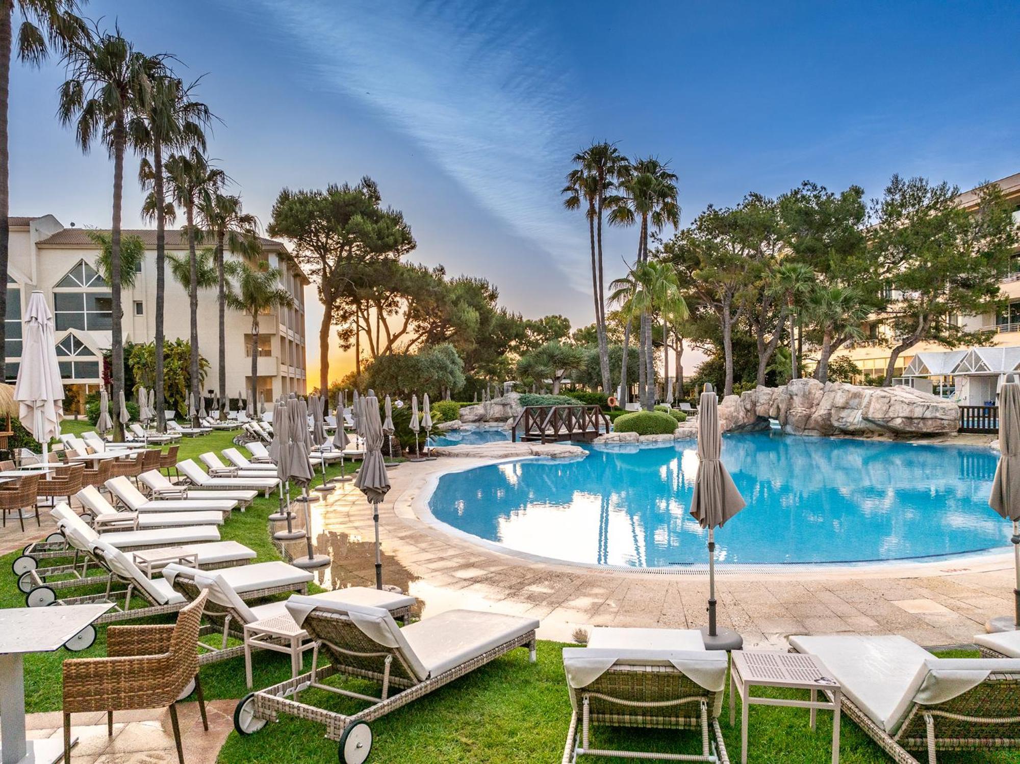 Grupotel Parc Natural & Spa Playa de Muro  Ngoại thất bức ảnh The pool at the Hotel Majestic