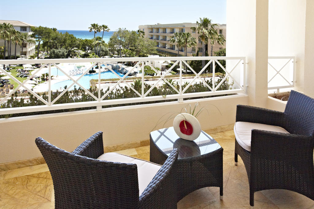 Grupotel Parc Natural & Spa Playa de Muro  Phòng bức ảnh A balcony at the Hilton Nicosia